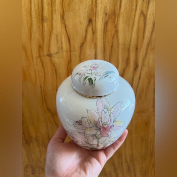 Vintage Lily Ginger Jar - Picture 2 of 4